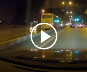 Video Xe khách 45 chỗ cố tình đi ngược chiều giữa thủ đô