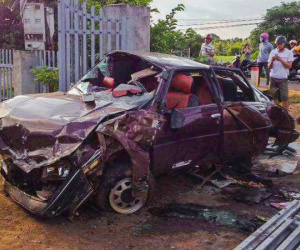 Ô tô nát bươm sau tai nạn, 6 người nguy kịch