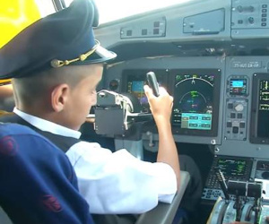 Đình chỉ phi công để bé trai "lái máy bay"