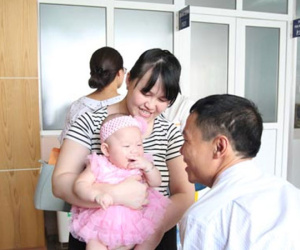 Hạnh phúc vỡ òa khi hai “công chúa” ra đời từ tinh trùng bất động 100% của người bố