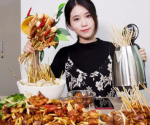 Bày trò nấu nướng tại văn phòng rồi up clip lên mạng, "thánh nữ ăn vặt" kiếm hơn 1,6 tỷ đồng cho mỗi sản phẩm trong video