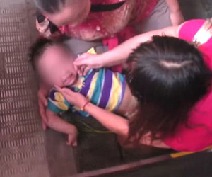 Bị bạn đẩy, bé trai kẹt ngón tay vào thang cuốn
