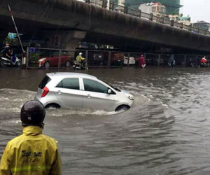Hà Nội: Mưa lớn lúc giữa trưa, nhiều nơi đã ngập trắng