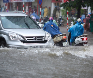 Hà Nội ngập sâu trong cơn mưa kéo dài nhiều giờ