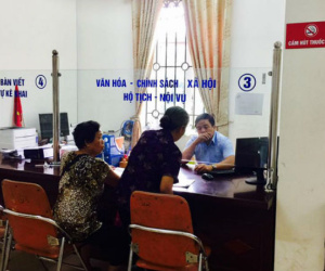 Dân Hà Nội lại “tố” bị cán bộ phường “hành” khi làm thủ tục