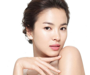 Dù làn da nhờn dầu, bạn vẫn có cách để tự tin với kiểu trang điểm bóng ướt như phủ sương