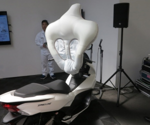 Honda thử nghiệm lắp túi khí cho xe tay ga PCX