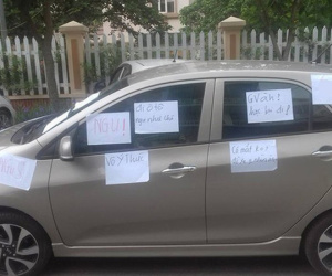 Ô tô bị dán kín giấy vì đỗ xe không đúng nơi quy định