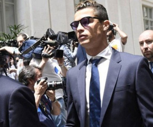 Ronaldo "cầu cứu" MU ngay giữa tòa