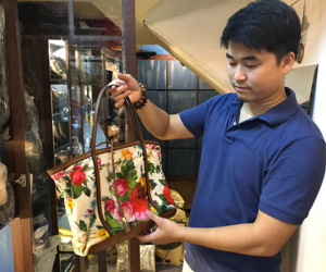 Tay chơi bậc nhất: Bay ngàn cây số ra Hà Nội đánh giày, sửa túi