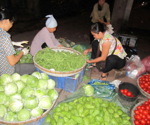 Hà Nội, giá rau “đội” gấp hai