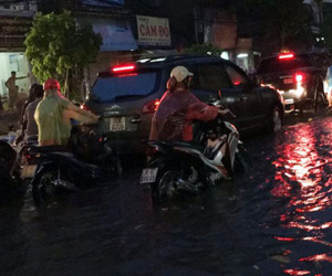 Hà Nội ngập trong cơn mưa chiều cuối tuần