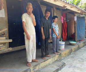 Người mẹ già 90 tuổi và 3 người con điên dại với cuộc sống tận cùng khốn khổ