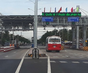 Tài xế khoét chai bỏ tiền 200, 500 đồng qua trạm thu phí: Khổ quá tôi mới nghĩ ra cách này