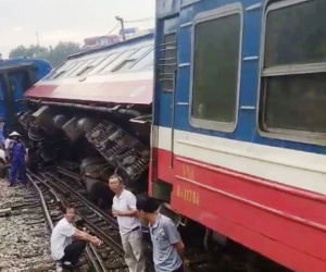 Tàu hỏa chở hơn 100 khách trật bánh ngay trong sân ga