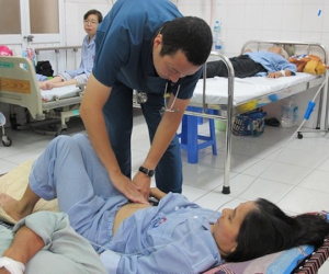 Bệnh nhân sốt xuất huyết ngồi truyền dịch, nằm giường xếp vì quá tải