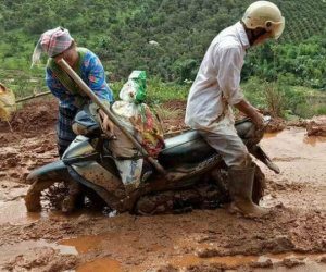Con chết ngạt trong bụng vì mẹ không thể vượt bùn lầy đi sinh
