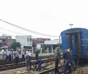 Hà Nội: Hiện trường cẩu tàu hỏa trật bánh ở ga Yên Viên
