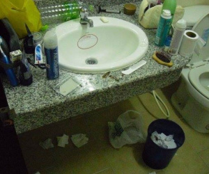 Nỗi khổ của nhân viên dọn phòng và tâm sự “Người Việt vô cùng bê bối”