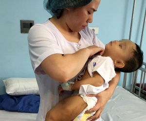 Sức khỏe bé trai bị bạo hành có tiến triển tốt