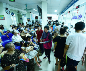 Cả nghìn người khám sốt xuất huyết mỗi ngày ở Hà Nội