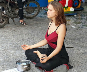 Cô gái Nga xinh đẹp ngồi thiền trên vỉa hè ở Phú Quốc để xin tiền