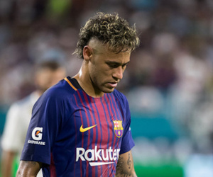 Neymar bị fan chửi rủa trong trận giao hữu của Barca