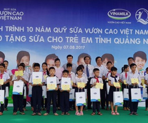 Quỹ Sữa vươn cao Việt Nam trao 46.500 ly sữa cho trẻ em Quảng Nam