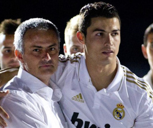 Ronaldo tái ngộ Mourinho: Tình thầy trò vừa đấm vừa xoa