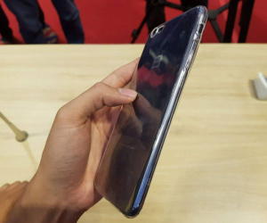 Thật không thể tin được! Bphone 2017 đeo vừa ốp lưng với iPhone 7 Plus