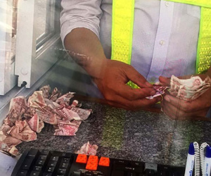 Trả phí BOT bằng tiền lẻ trong chai nhựa: Công an có xử lý được?