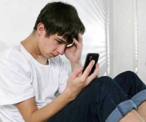 Trẻ vị thành niên tăng trầm cảm, tự tử vì smartphone