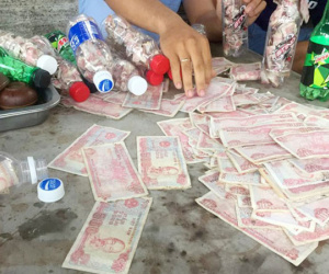 Bộ GTVT sẽ xem lại mức phí nơi tài xế nhét tiền lẻ vào chai nhựa