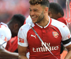 Chelsea chi 25 triệu bảng lôi kéo Chamberlain