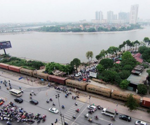 Chuyển đường sắt sang bên kia sông Hồng: Bất tiện nghìn khách đi lại