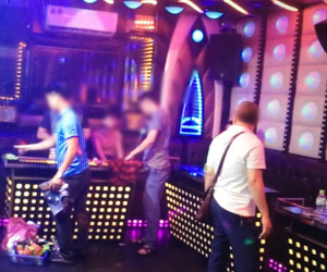 Hàng chục "dân chơi" bay lắc điên cuồng trong quán karaoke ở Hà Nội