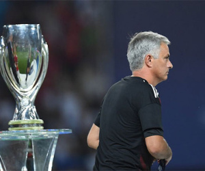 Mourinho tặng huy chương á quân Siêu Cup cho CĐV nhí