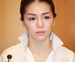 Nữ trưởng đoàn xinh đẹp "cấm vận" các cầu thủ U22 Thái Lan