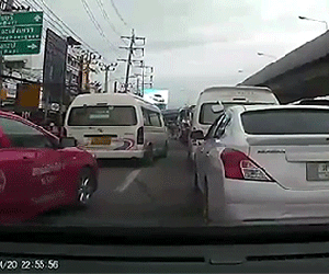 Bé gái đột ngột ngã lăn từ trên ô tô đang chuyển bánh xuống đường phố đông đúc