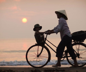 Đau lòng mẹ già 80 tuổi hàng tháng “luân phiên” ở trọ nhà các con trai