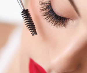 Dùng mascara không trôi cũng phải tẩy trang đúng cách, không phải qua loa là được đâu