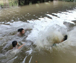 Hải Phòng: Bố đẻ bàng hoàng phát hiện 2 con gái sinh đôi tử vong dưới mương