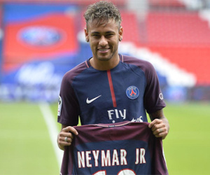 Hình ảnh Neymar khoác áo PSG tràn ngập cửa hàng ở Barcelona
