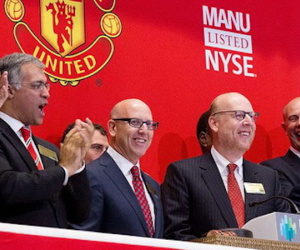 Nhà Glazer bán thêm 2% cổ phiếu của Man Utd