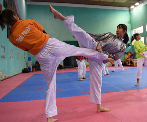 Tuyển taekwondo khổ luyện bằng dụng cụ đặc biệt trước SEA Games