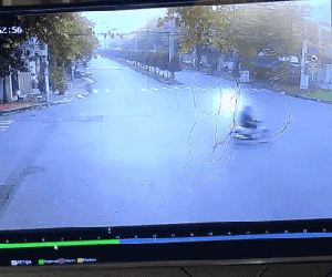 Video vụ tai nạn kinh hoàng giữa xe container và xe máy khiến 3 người thương vong