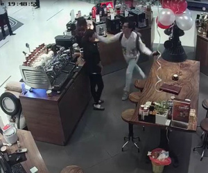 Chủ chuỗi tiệm trà - cafe Khanh Casa nổi tiếng Sài Gòn tát nữ nhân viên bán hàng tại Trung tâm thương mại
