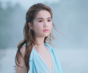 Ngọc Trinh lột áo làm vũ khí, đánh đấm sáu phút trong phim ngắn