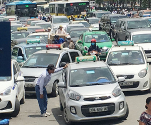 Taxi “quây” cổng bệnh viện, dàn hàng bịt đường xe cấp cứu