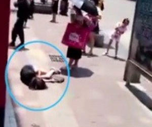 Video: Thiếu niên gây sốc vì liên tục đạp vào bạn gái ở giữa phố